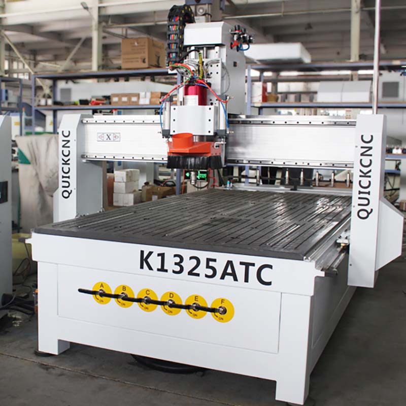 مشهد لماكينة الراوتر CNC طراز K1325 ATC داخل الورشة