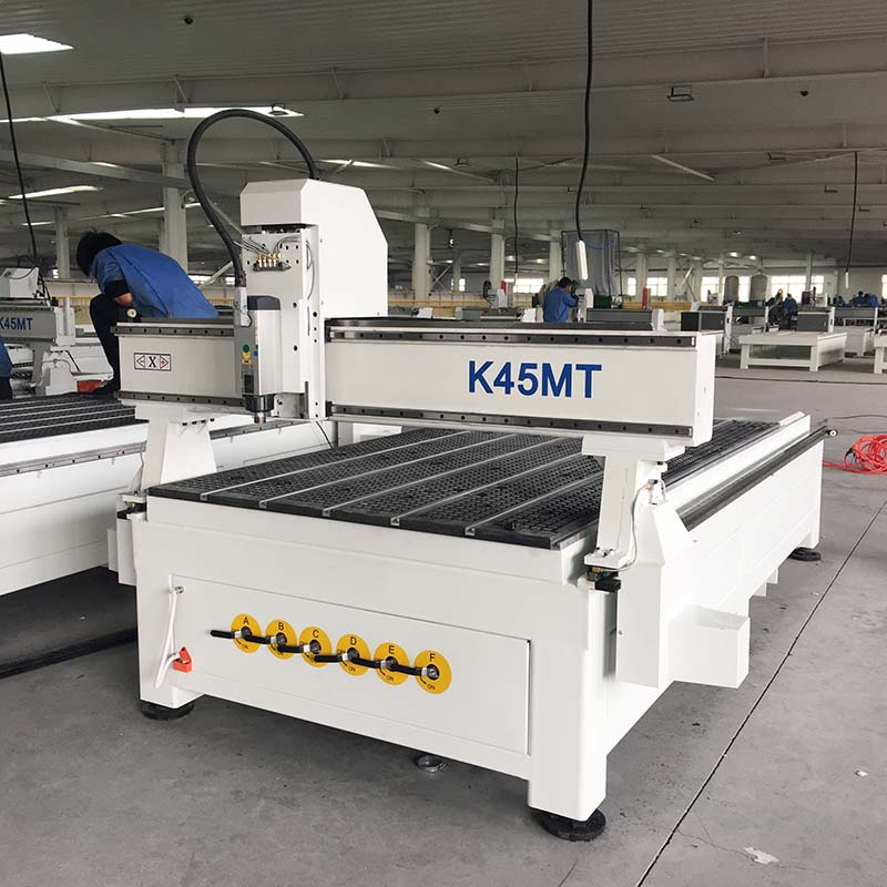 Fraiseuse CNC K45MT 1325 dans l’atelier de production Quick CNC