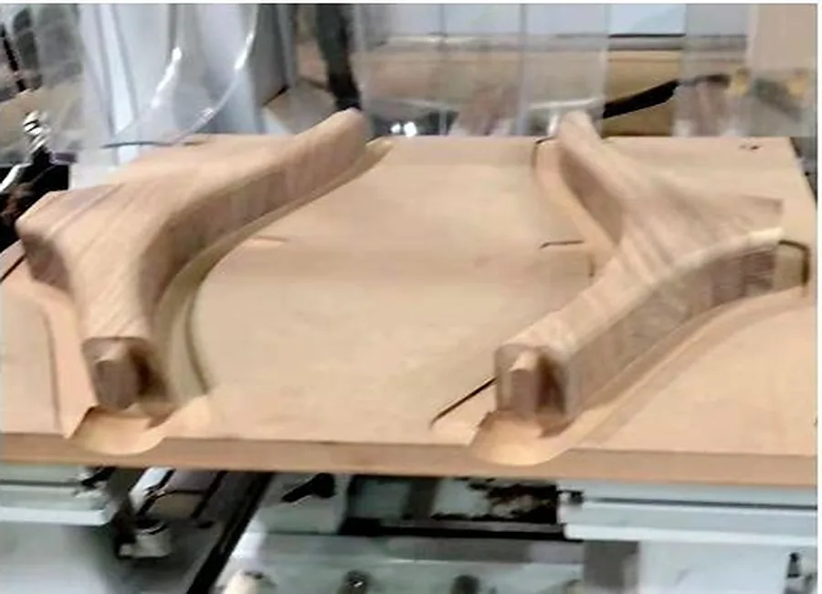 Composant courbe représentatif en bois pour la planification d'un usinage 3D complexe