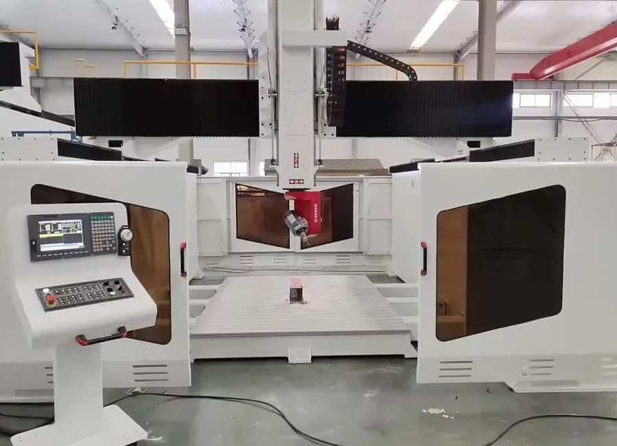 Centre d'usinage cinq axes K1224-5A dans l'atelier Quick CNC