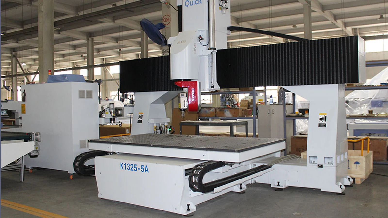 Fraiseuse 5 axes K1325-5A dans l'usine Quick CNC