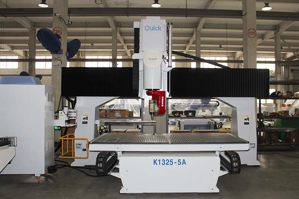 Zone de travail avant de la fraiseuse CNC 5 axes K1325-5A