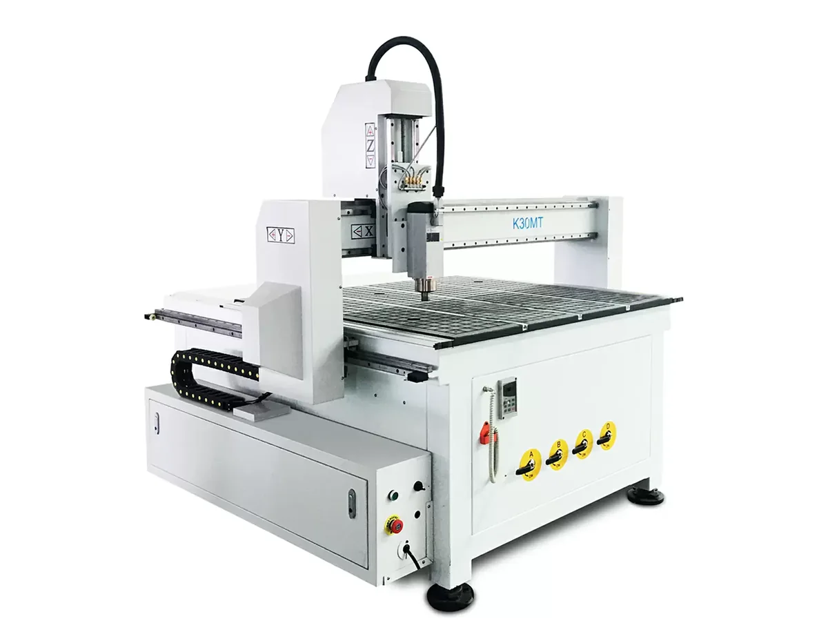 منظر جانبي لماكينة Quick CNC K30MT يوضح الوصول إلى مغزل التشغيل ومنطقة التشغيل