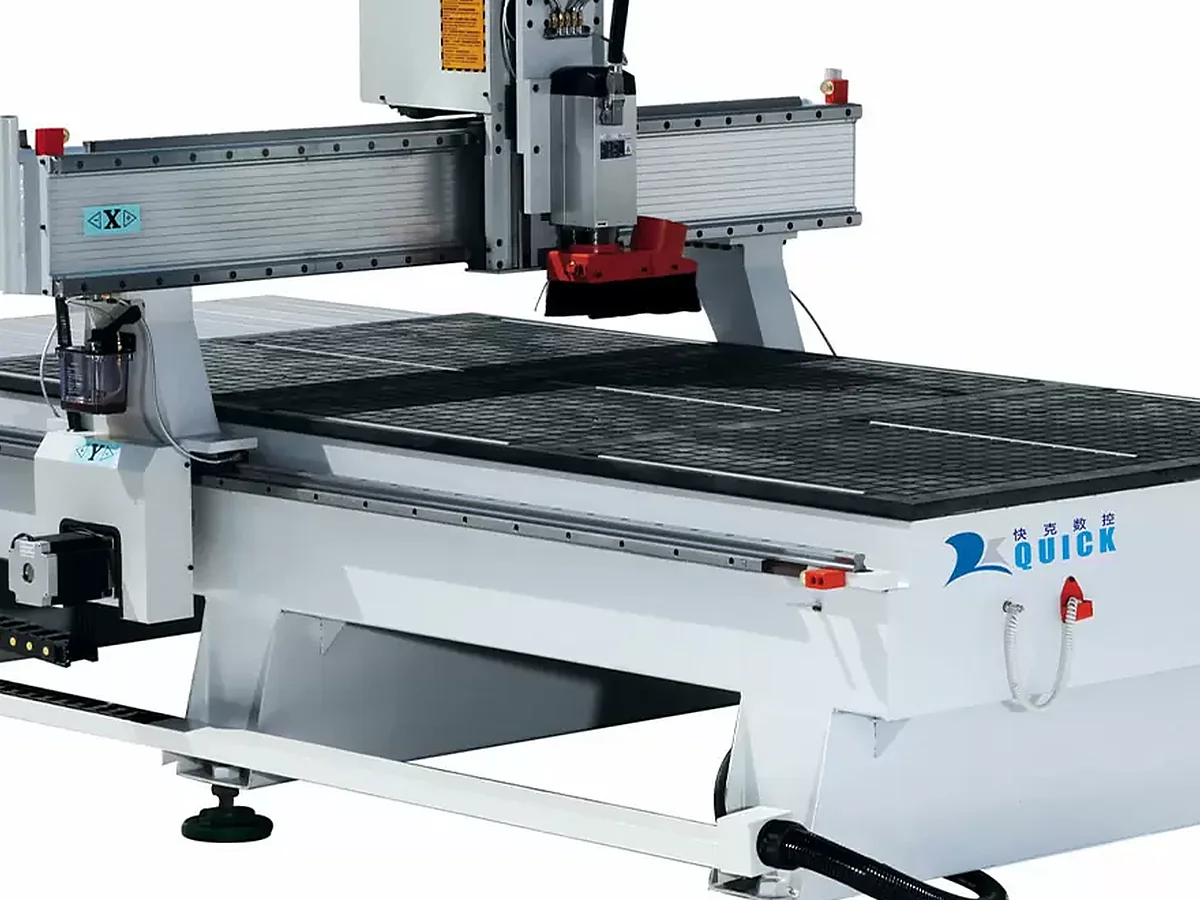 تفاصيل مغزل التشغيل وطاولة التفريغ في Quick CNC K60MT مع نظام يدوي لتثبيت الأدوات ER32
