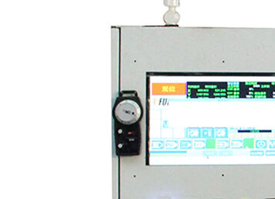Gabinete del controlador CNC Syntec y estación de operación de la UA-481