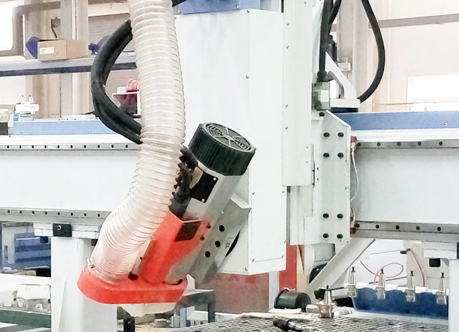 Husillo HSD de cabezal basculante de ±90 grados en el router CNC ATC de 4 ejes UA-481