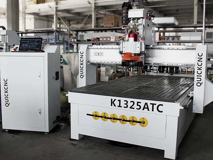 Usinagem de material em chapa com Router CNC em uma oficina
