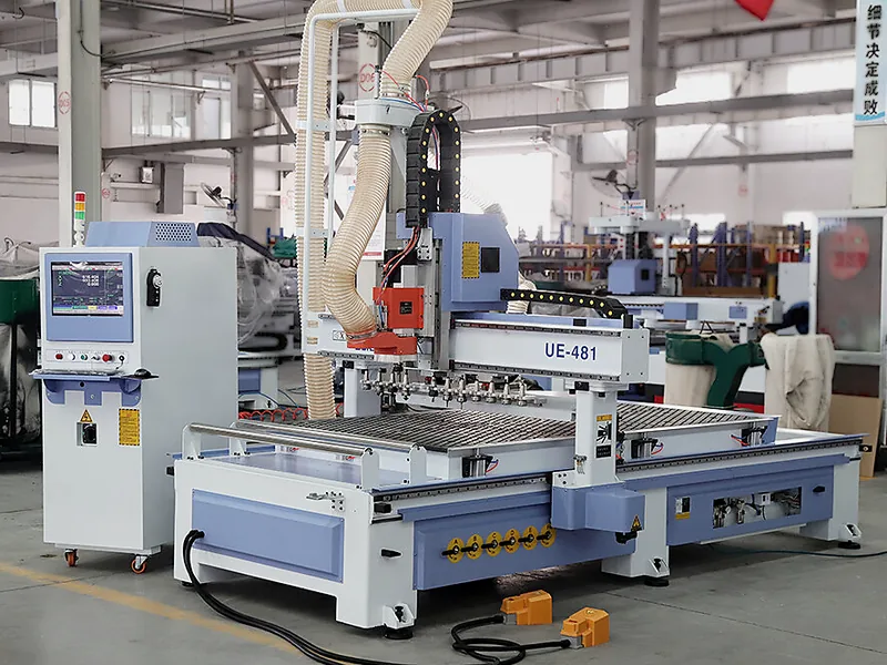 Router CNC com ATC em uma oficina de produção