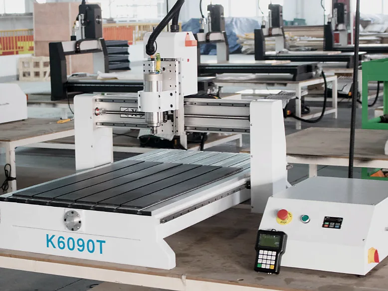 Router CNC compacto no piso de uma oficina