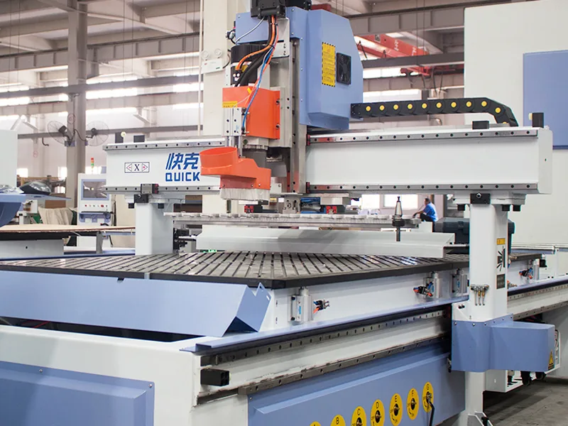 ماكينة راوتر CNC بنظام ATC في ورشة صناعية
