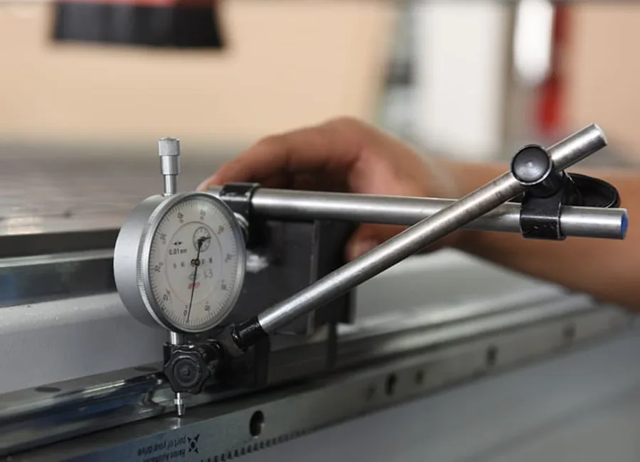Verificación de la alineación de una máquina CNC en una guía lineal durante la inspección en taller