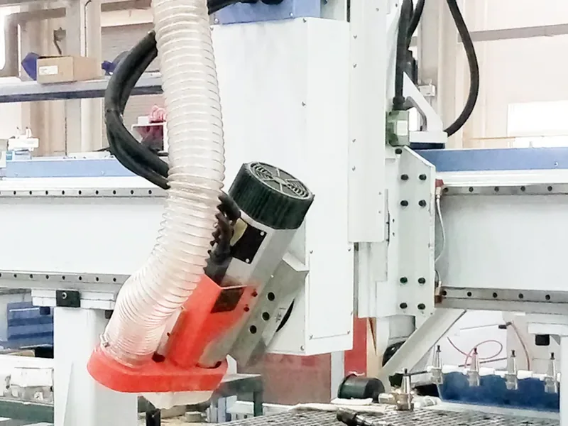 لقطة مقرّبة لمغزل التشغيل (spindle) ورأس التشغيل في ماكينة راوتر CNC