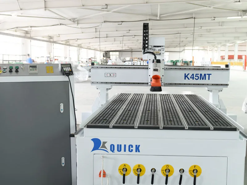 ماكينة راوتر CNC بطاولة عمل مفتوحة وجسر متحرك في ورشة