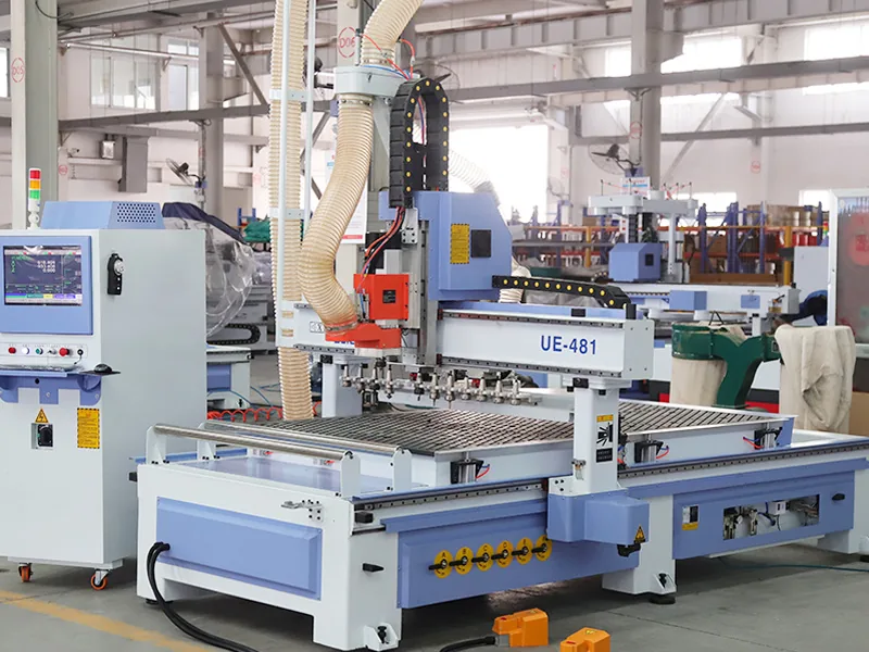 ماكينة راوتر CNC مركّبة في ورشة صناعية لتشغيل الأخشاب