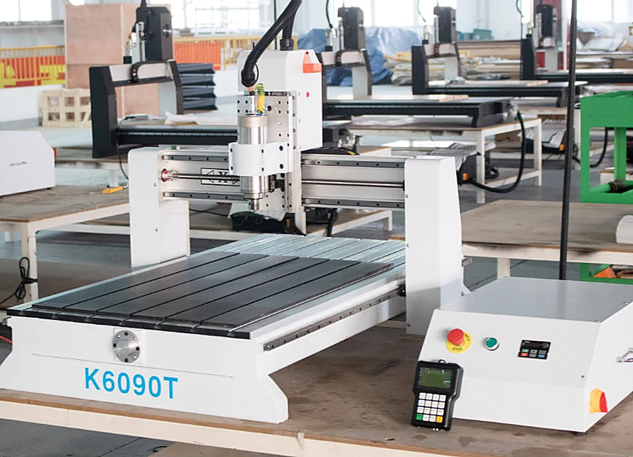 Fraiseuse CNC compacte K6090T dans l'atelier Quick CNC