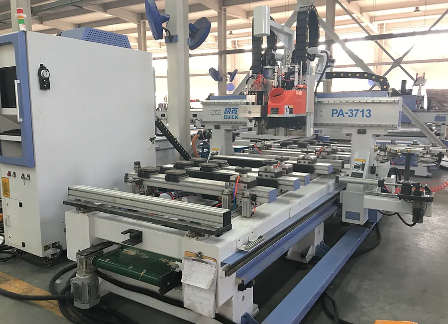 Centro de Usinagem CNC PA-3713 na oficina da Quick CNC