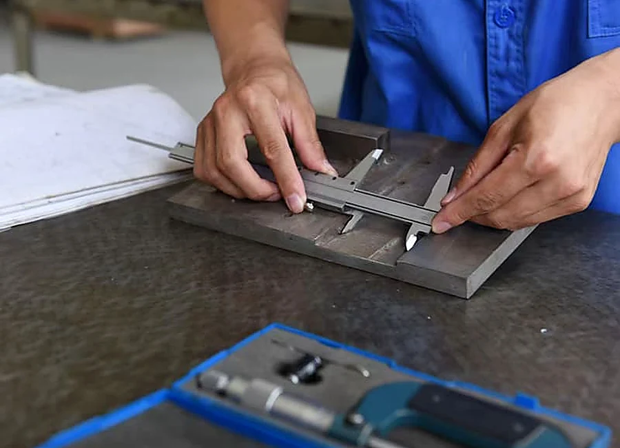 Processus de contrôle qualité Quick CNC à l'aide d'un pied à coulisse