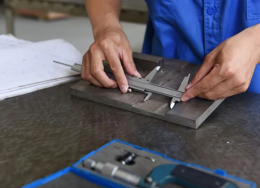 Inspeção dimensional da Quick CNC durante o controle de qualidade na fábrica
