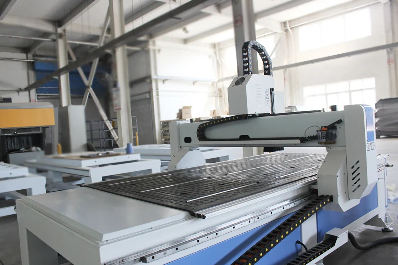 جسر ماكينة راوتر CNC ونظام الحركة الخطية في الورشة