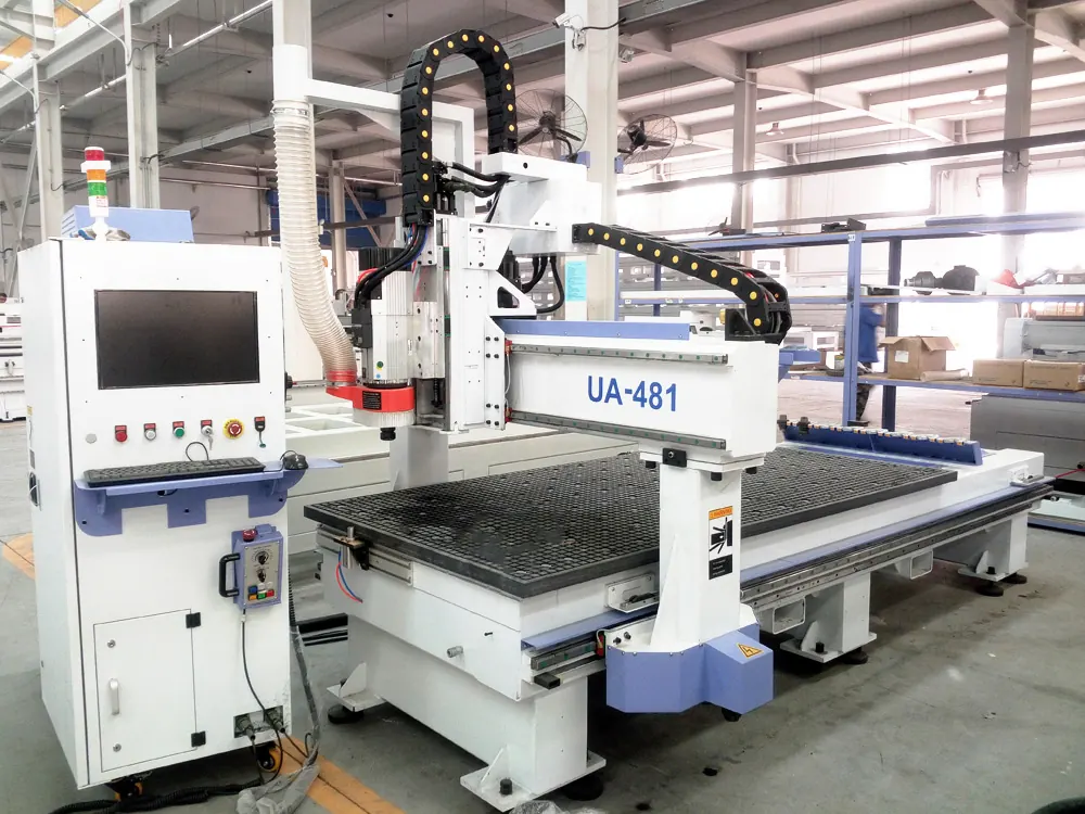 ماكينة راوتر CNC مع ATC تعمل بمحركات سيرفو في صالة المصنع