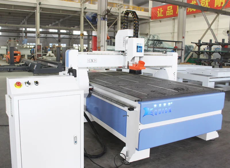 ماكينة راوتر CNC بمحركات خطوية في ورشة مصنع