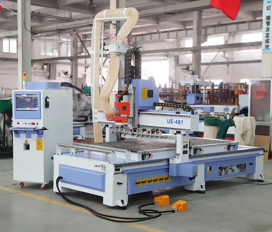ماكينة راوتر CNC من Quick CNC في ورشة مصنع لاختيار المحرك الخطوي أو محرك السيرفو