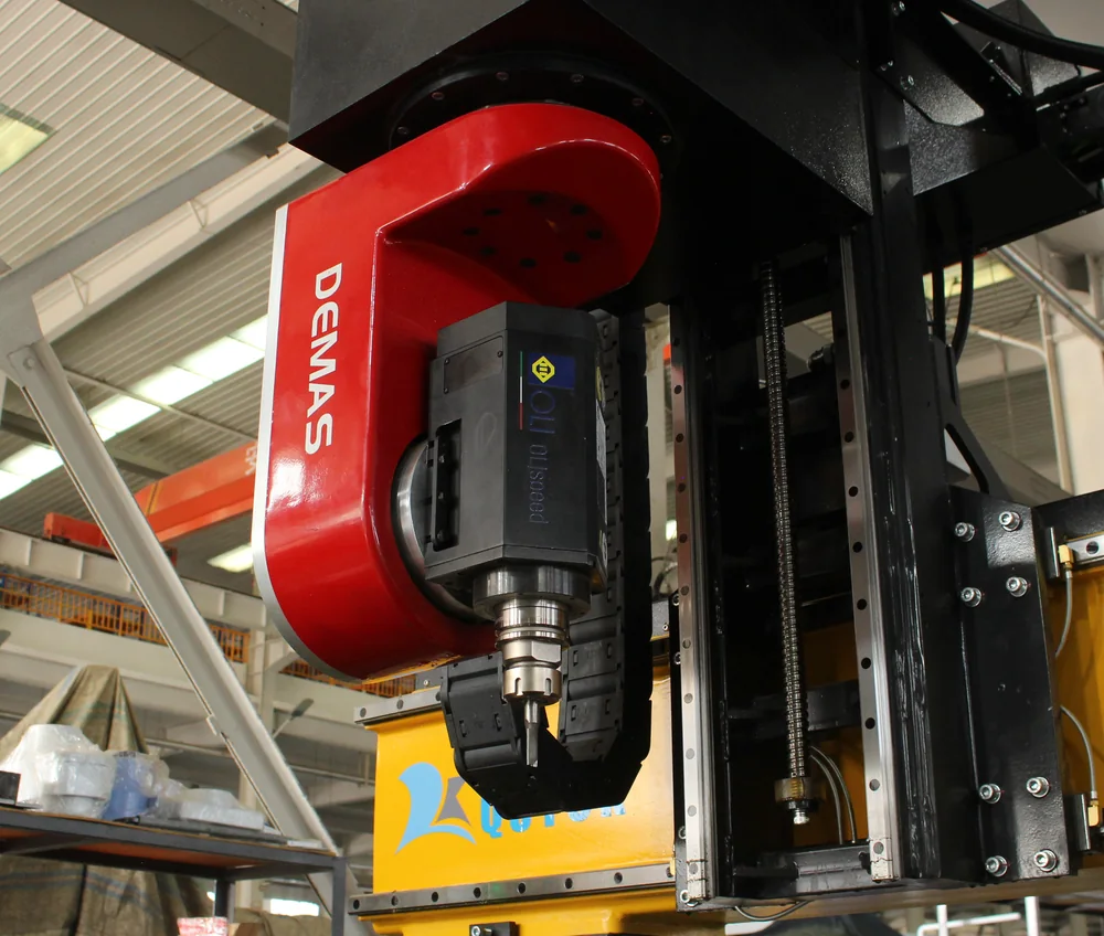 Cabeçote de usinagem DEMAS de 5 eixos instalado no Centro de Usinagem CNC PA-3713