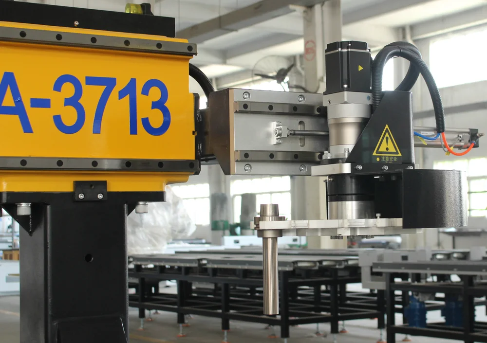Trocador automático de ferramentas tipo carrossel PA-3713 ao lado do cabeçote de usinagem