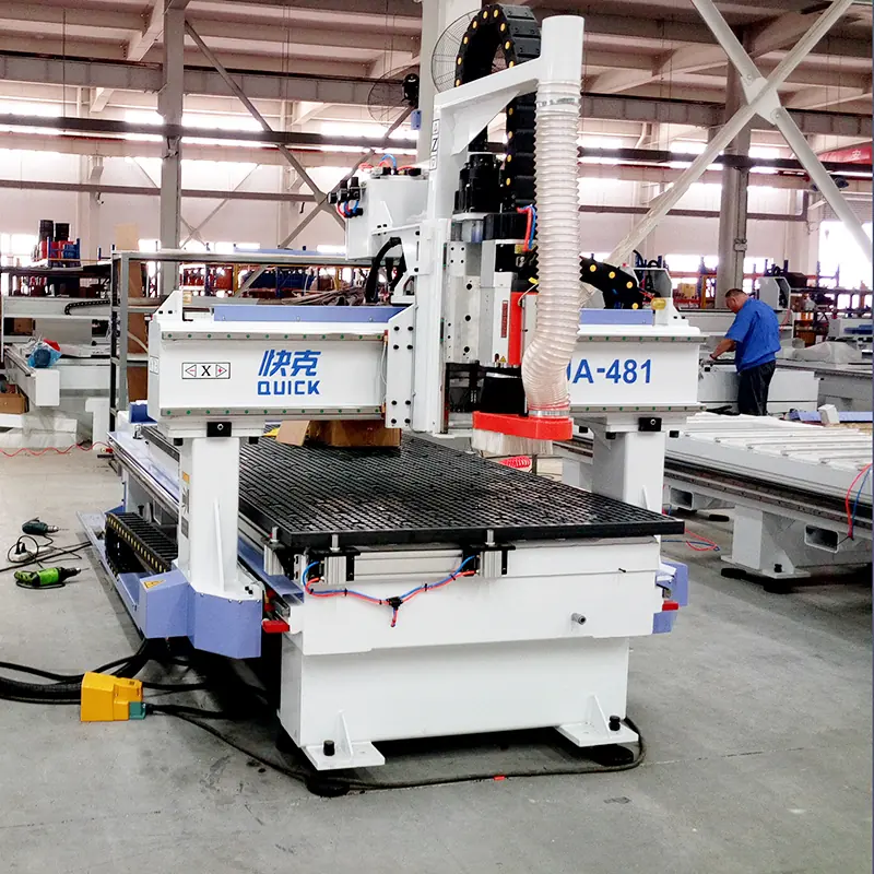 المنظر الأمامي بزاوية لماكينة الراوتر CNC UA-481 مع مبدّل أدوات آلي في المصنع