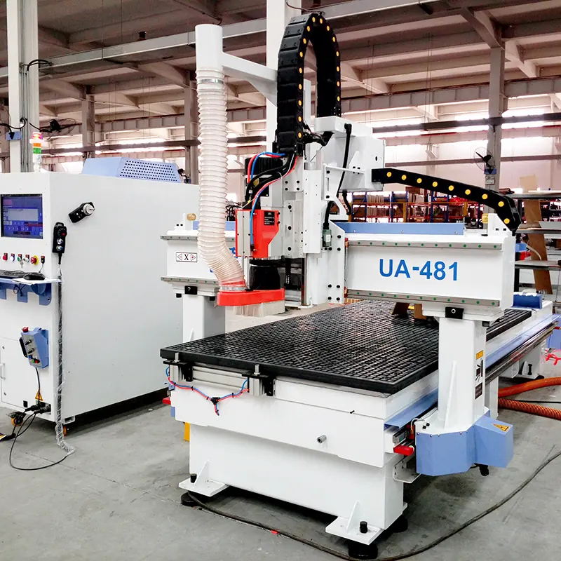 المنظر الأمامي لماكينة الراوتر CNC UA-481 في المصنع