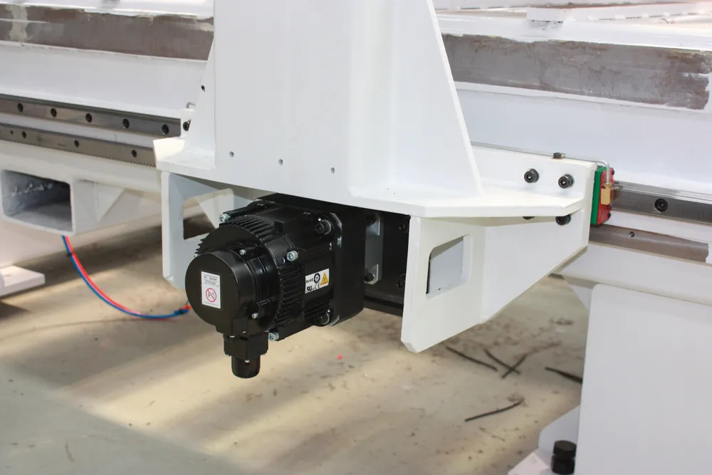 تجميعة محرك السيرفو ووحدة القيادة في ماكينة راوتر CNC UA-481